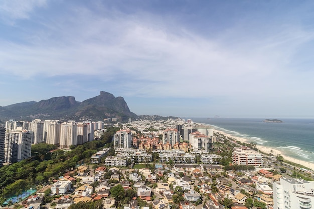 Foto vista della spiaggia di barra da tijuca a rio de janeiro, in brasile