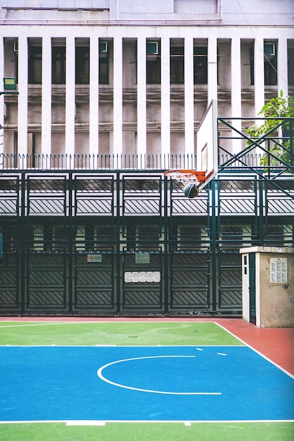Foto vista del campo da basket contro l'edificio
