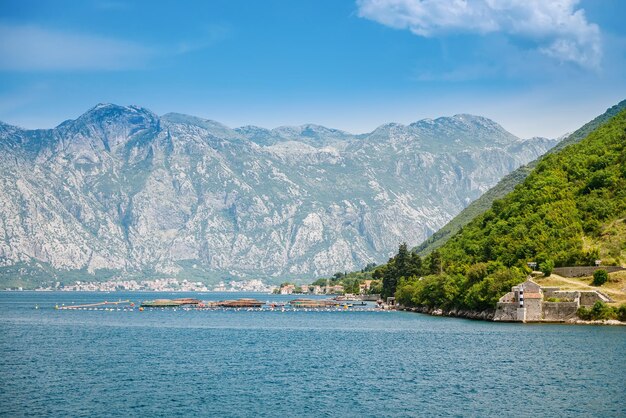 晴れた夏の日のコトル湾の眺め