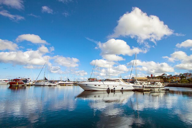 Photo view of bay of morning in a small swedish town, sweden. houses and ships against the sky