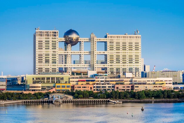 Photo view of the bay of odaiba with daiba park mall and hotels