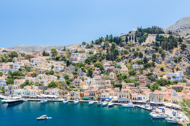 Vista della baia dell'isola di symi, in grecia