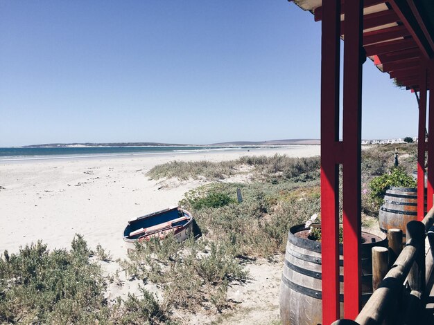 Photo view of beach against blue sky