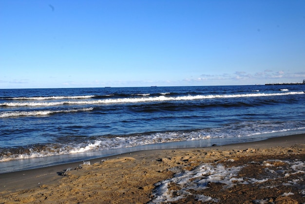 Photo view of beach against blue sky