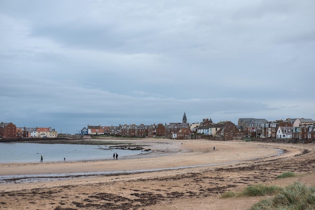 Photo view of beach against buildings in city