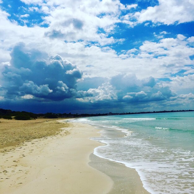 Foto vista della spiaggia contro un cielo nuvoloso