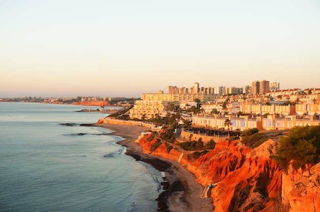 スペイン、アリカンテ、Orihuela Costa、Cabo Roigのビーチへの眺め。