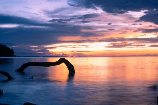 Foto vista della spiaggia e nuvole al tramonto bellissimo sfondo