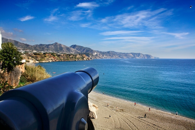 Вид на пляж из подзорной трубы