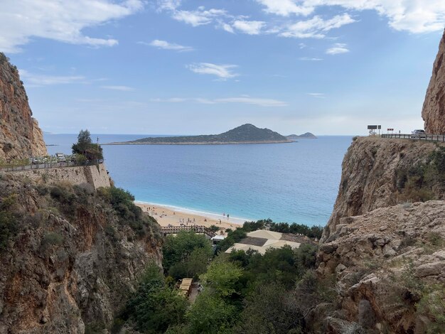 Photo a view of the beach from the top of a cliff