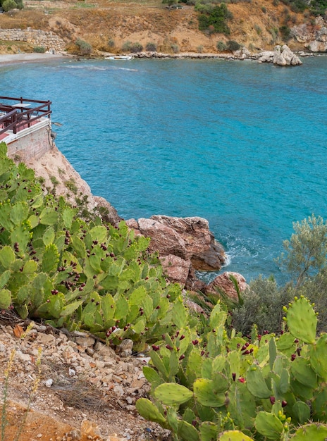 그리스 의 펠로폰네소스 섬 에 있는 휴양 도시 인 톨로 의 해변 과 바다 의 모습