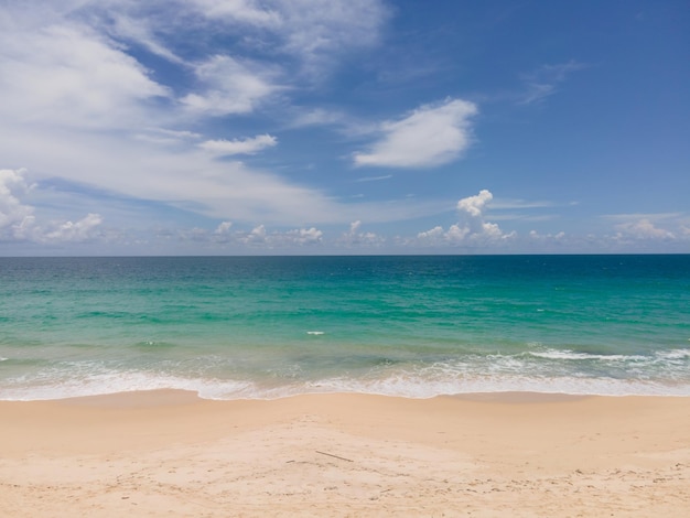 Aerea di paesaggi marini della spiaggia. spiaggia di nai harn a phuket, tailandia