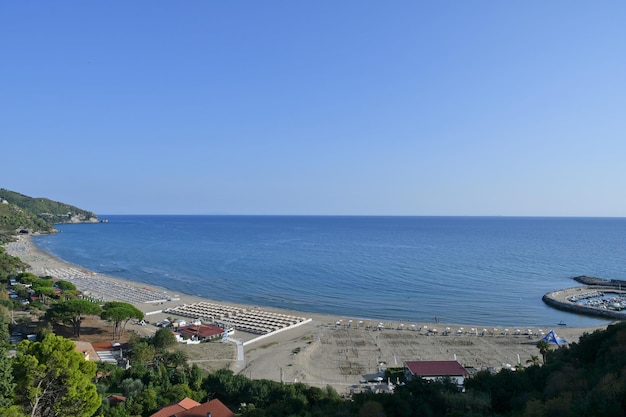 イタリアのラティナ州にある海辺の村 ⁇ スペルロンガのビーチの景色 ⁇ 