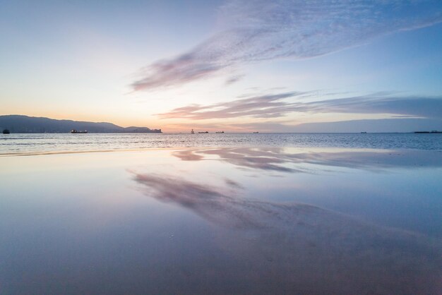 Photo view of beach at sunset