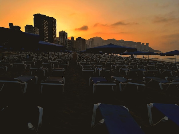 Foto vista della spiaggia al tramonto