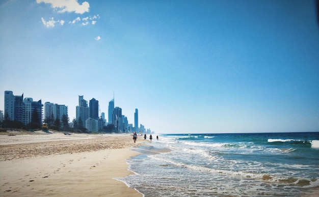 Foto vista della spiaggia con la città sullo sfondo