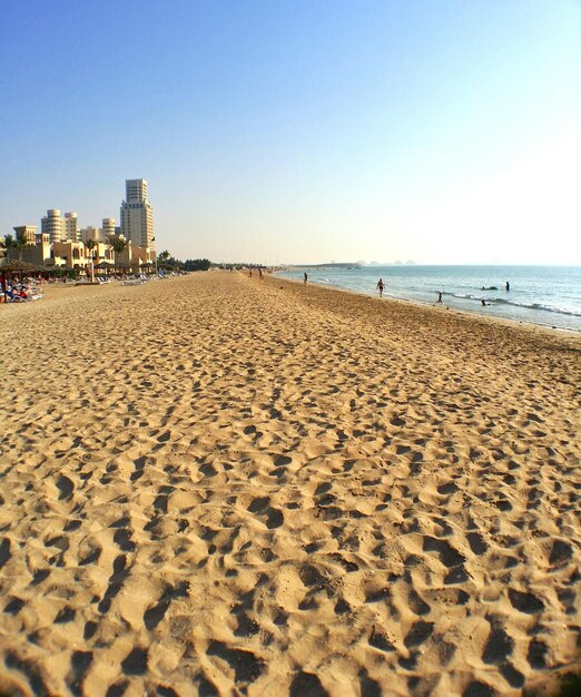 Foto vista della spiaggia con l'impronta sulla sabbia