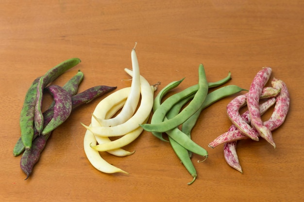 さまざまな種類と色の豆のさやのビュー