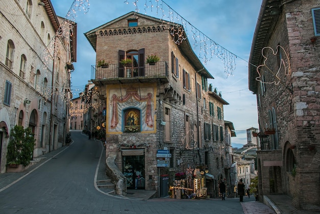 Foto vista di un bellissimo vicolo nel centro storico di assisi a natale