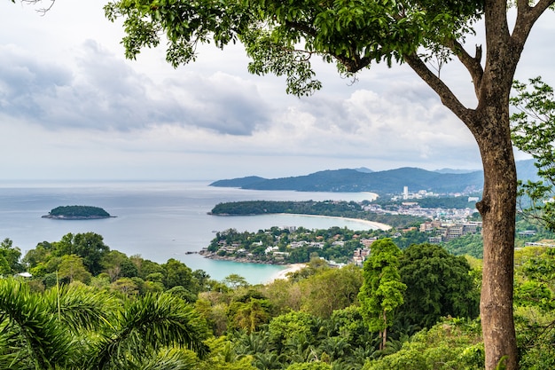 Karon Viewpoint, Phuket, Thailand의 아름다운 안다만 해와 세 개의 만보기