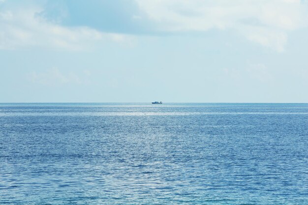 リゾートの美しい青い海の眺め