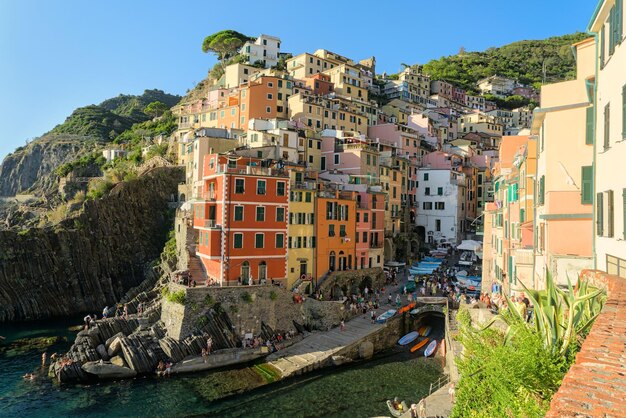 Foto vista sul bellissimo villaggio di riomaggiore nelle cinque terre