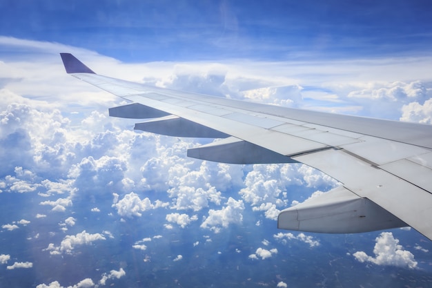 窓からの美しい雲と飛行機の翼の眺め