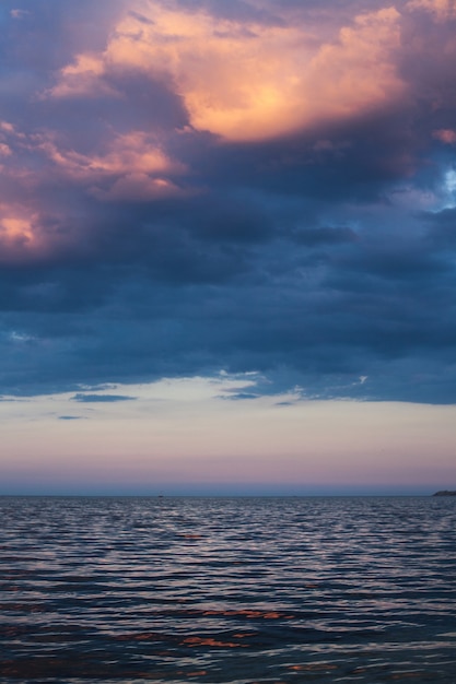 海からの夕焼けの夕方の美しい雲の眺め