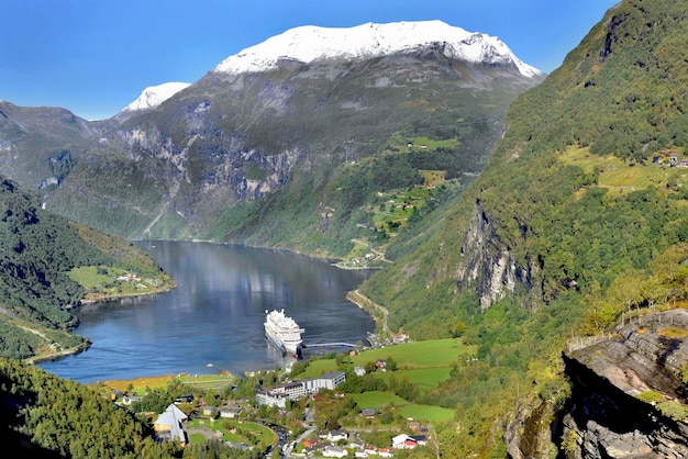 마을과 관광 보트가 있는 노르웨이의 아름다운 게이랑에르피요르드(geirangerfjord)의 전망