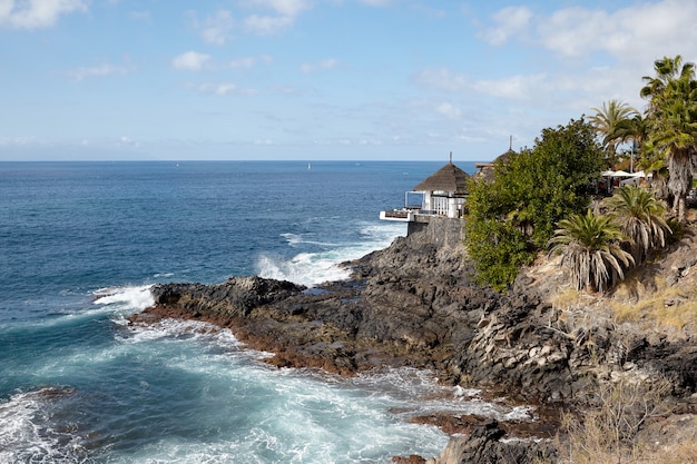 Vista di una bella casa sulle rocce e sull'oceano.