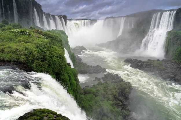 Photo view of beautiful iguazu waterfalls in brazil