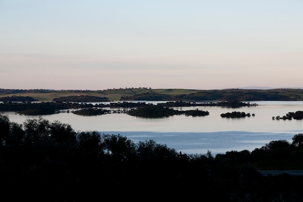 Взгляд красивого озера около запруды на Alentejo, Португалия Alqueva.