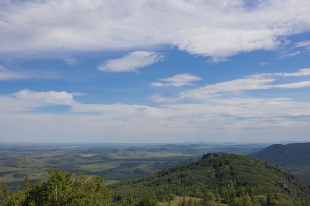 Sopra la vista del bellissimo lago in estate nella regione degli urali, bashkortostan, russia.