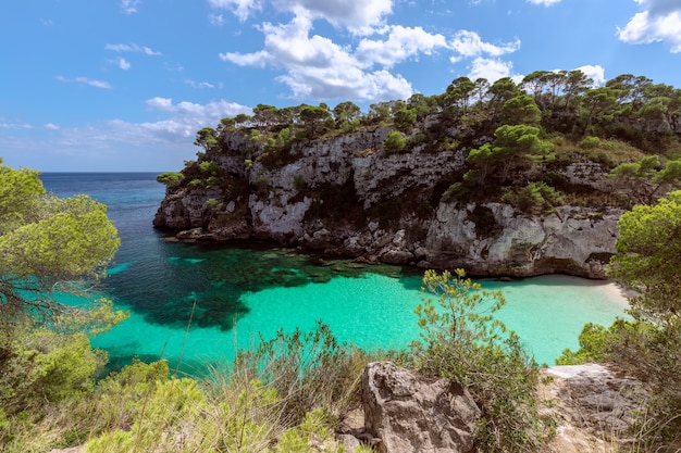 섬 메 노르 카, 발레 아레스 제도, 스페인의 맑은 에메랄드 물과 아름다운 작은 해변 Cala Macarelleta보기