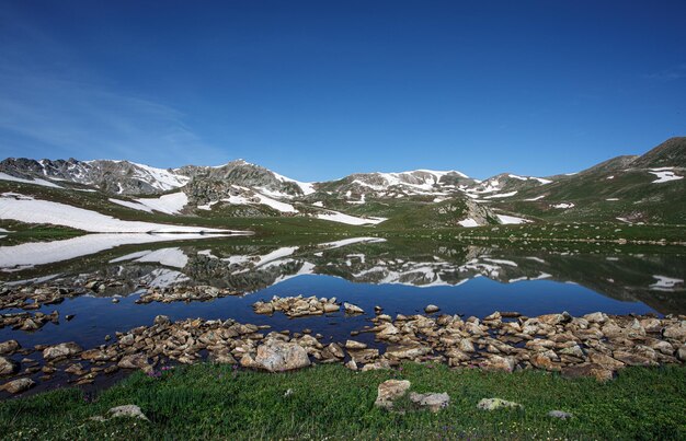 Photo view of a beautiful mountain landscape with a lake