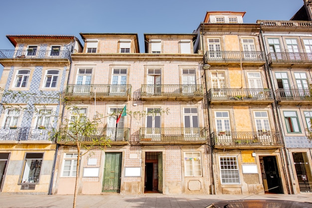 ポルトガル、ポルト市の旧市街の通りにある有名なポルトガルのタイルで美しい古い建物のファサードを見る