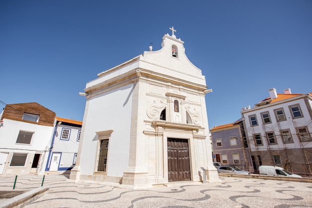 포르투갈 중부의 아베이루 시(Aveiro city)에 있는 아름다운 오래된 교회의 전망