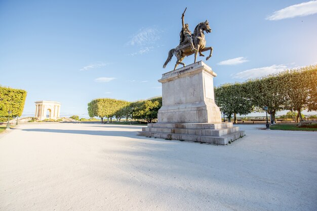 Photo view on the beautiful peyrou promenade with louis statue in montpellier city during the morning light in southern france