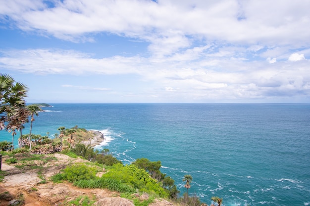 Vista del bellissimo mare dalla costa