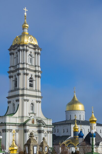 Вид на колокольню Почаевской лавры и Троицкий собор.