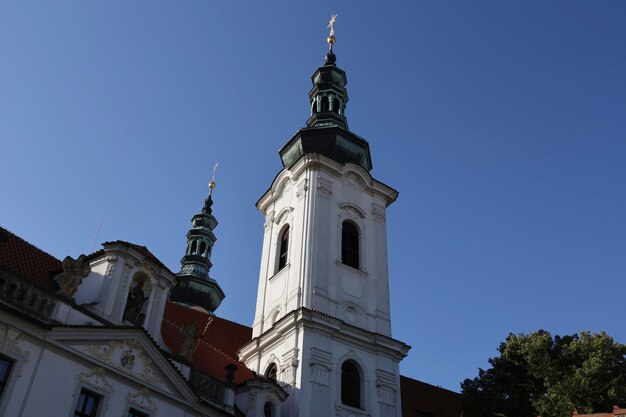 Foto veduta del campanile del monastero di strahov a praga