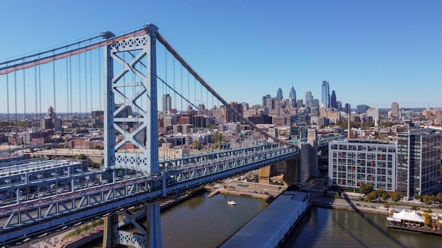 Вид на мост Бенджамина Франклина Висячий мост в Филадельфии, Пенсильвания, США