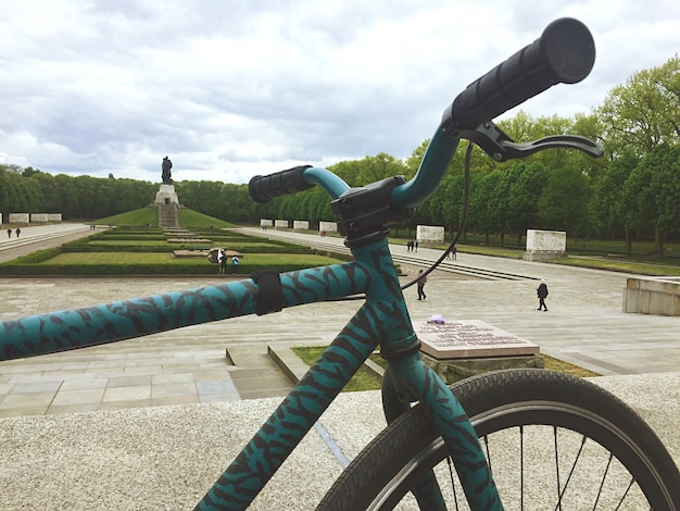 Foto vista della bicicletta contro un cielo nuvoloso