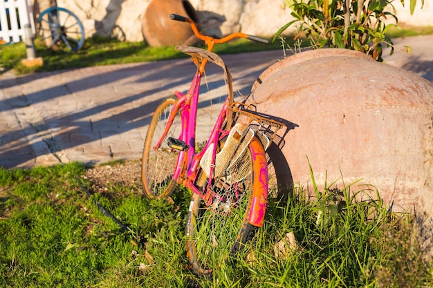 Foto vista di una bicicletta nel cesto sul campo