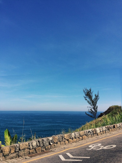 Foto vista del cartello della corsia ciclabile sulla strada contro il cielo