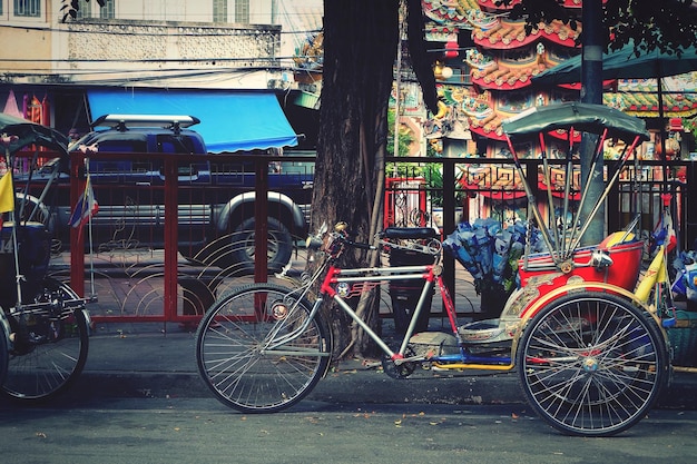 Photo view of bicycles parked on sidewalk