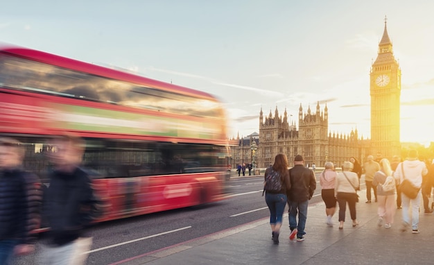 ロンドンの日没時の赤いバスでビッグベンのビュー。ウェブサイトや雑誌のレイアウトに最適