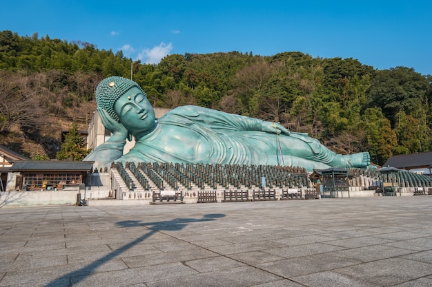 Foto vista di un grande buddha in un tempio giapponese