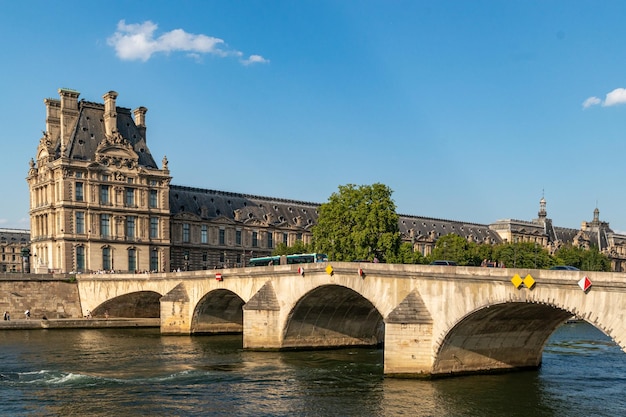 Photo view of the birgde in paris during the sunny day