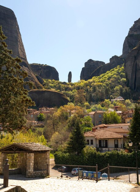 ギリシャのメテオラ山脈の指のような奇妙な岩の眺め